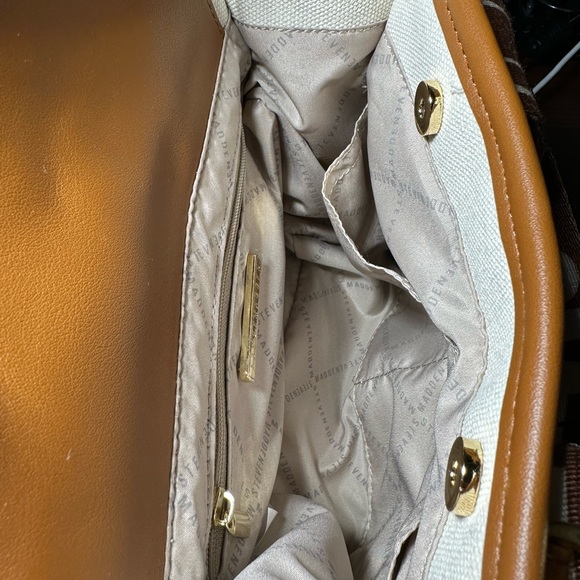 NWT Steve Madden BWEBBER TikTok Guitar strap Crossbody Bag/ Airpod CREME/BRWN. - Picture 4 of 9